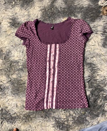 Adidas Damen Lila Gemustertes Kurzarm-T-Shirt mit Drei Streifen