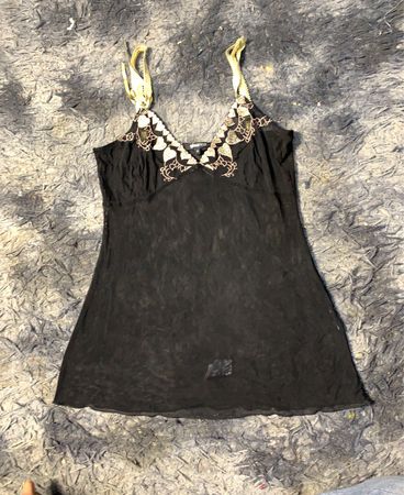 Schwarzes Nachtkleid mit Spitzenbesatz