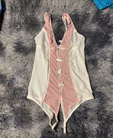 Weißer und rosa Lingerie Teddy mit Schleifen