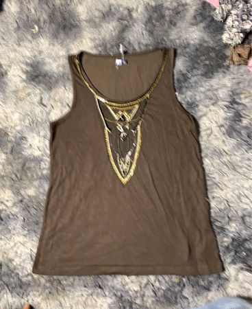Braunes Tanktop mit verzierten Ausschnitt