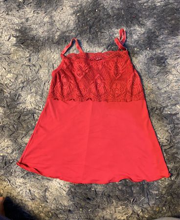 Rote Spitzen-Camisole