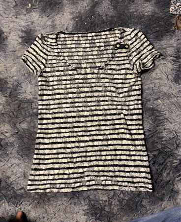 Schwarz-weiße gestreifte T-Shirt