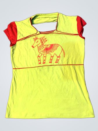 Limegrünes T-Shirt mit rotem Rand und Pferdegrafik