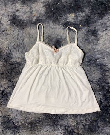 Weißes Spitzen-Top mit rosa Schleifendetail