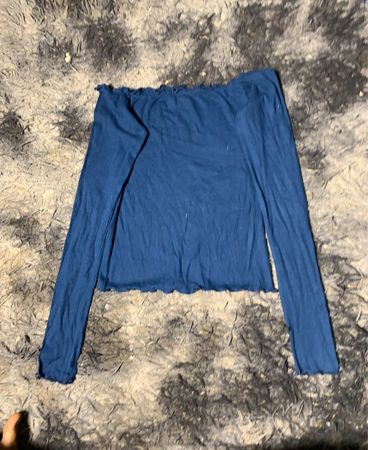 Blaues Off-Shoulder Langarmtop