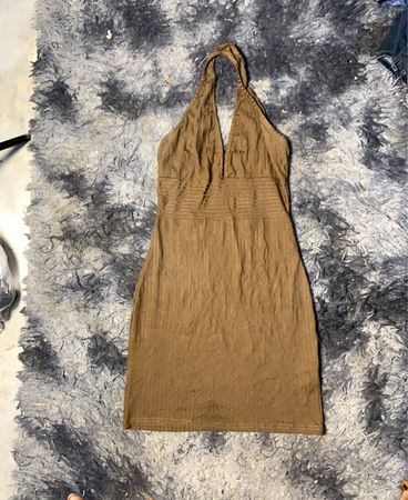 Braunes Neckholder-Rippen-Mini-Kleid