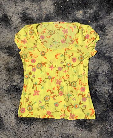 Gelbes T-Shirt mit floralem Druck