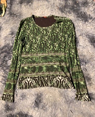 Grünes Tierdruck Langarmshirt