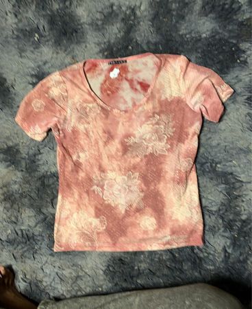 Rosa T-Shirt mit floralem Druck