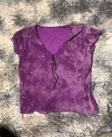 Lila Batik-T-Shirt mit kurzen Ärmeln und goldenen Sprenkeln