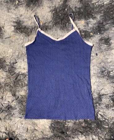 Blaue Spaghetti-Top mit weißen Akzenten