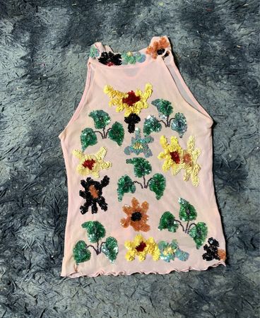 Rosa Netz-Top mit floralem und Paillettenschmuck
