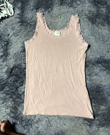Tanktop mit hellrosa Spitzenbesatz