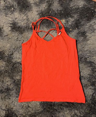 Rotes Cami-Trägershirt