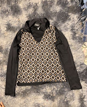 Schwarzes Langarmshirt mit Diamantmuster auf der Vorderseite