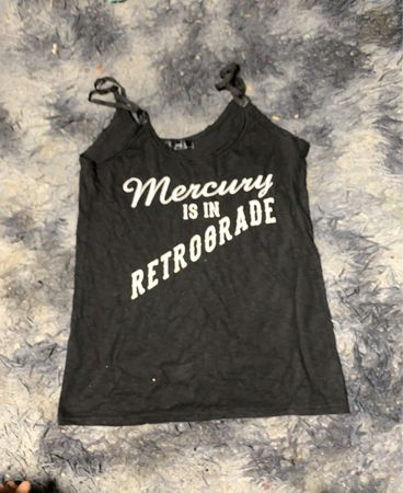 Schwarzes Tank-Top mit "Mercury is in Retrograde" Grafik