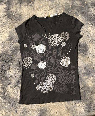 Schwarzes T-Shirt mit Blumen- und asiatischem Schriftzug-Druck