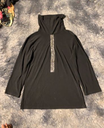 Schwarzer Rollkragenpullover mit silberner Verzierung
