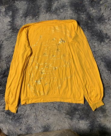 Gelbes Langarmshirt mit goldener Grafik