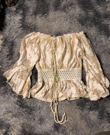 Schulterfreies Blusenshirt mit Spitzenbesatz und dekorativem Gürtel