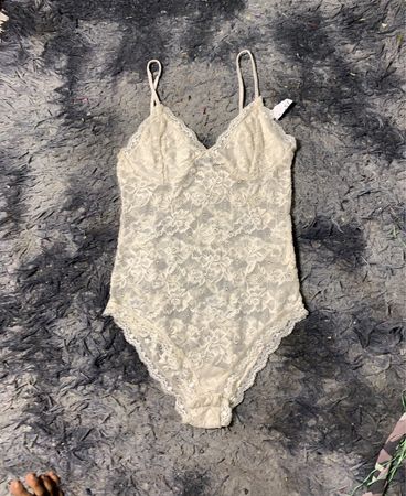 Weißer Spitzen-Bodysuit