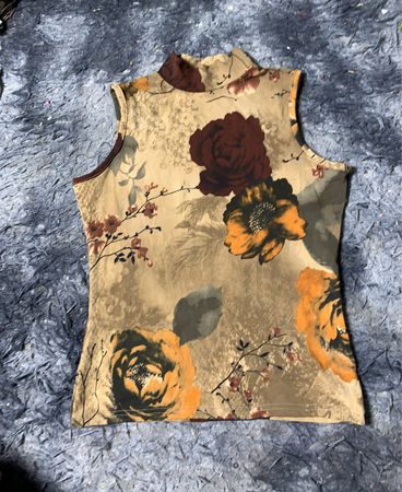 Ärmelloses Mock Neck Top mit Blumenmuster