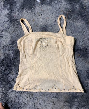 Beiges Tanktop mit Verzierungen