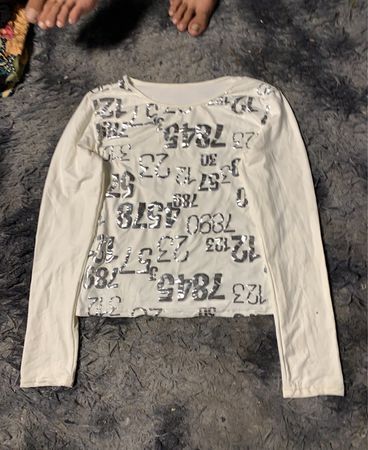 Weißes Langarmshirt mit Zahlenaufdruck