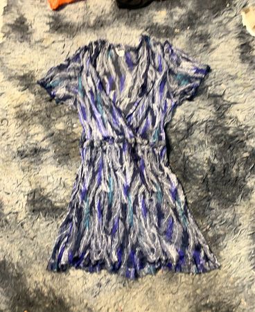 Blau und weiß gemustertes Kleid