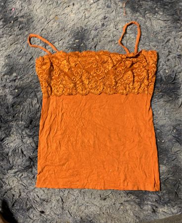 Orange Trägertop mit Spitzenbesatz