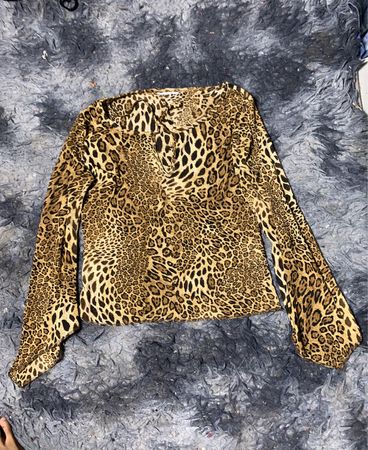 Bluse mit Leopardenmuster und langen Ärmeln