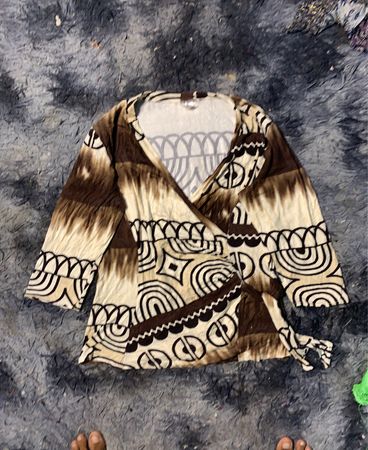 Braun und beige gemusterte Wickelbluse