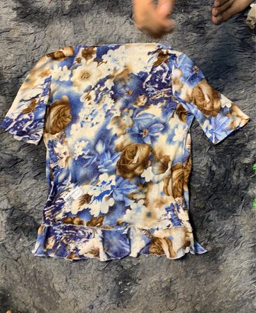 Blauer Blumenmuster-Rüschenshirt