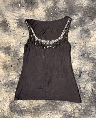 Schwarzes Tanktop mit verziertem Ausschnitt