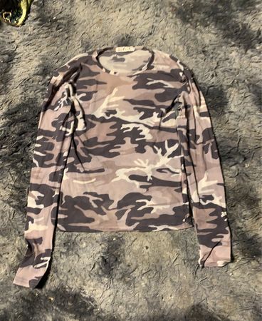 Langärmliges Hemd mit Camouflage-Muster