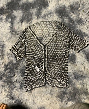 Durchsichtiger schwarzer und weißer Cardigan