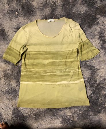 Grünes gestreiftes T-Shirt