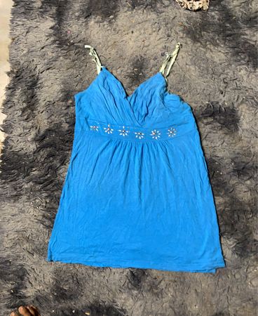 Blaue Spaghettiträgershirt mit dekorativen Verzierungen