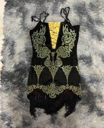 Schwarzes Kleid mit goldenen Pailletten-V-Ausschnitt und Fransenbund