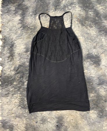Schwarzes Tanktop mit Spitzenrückseite