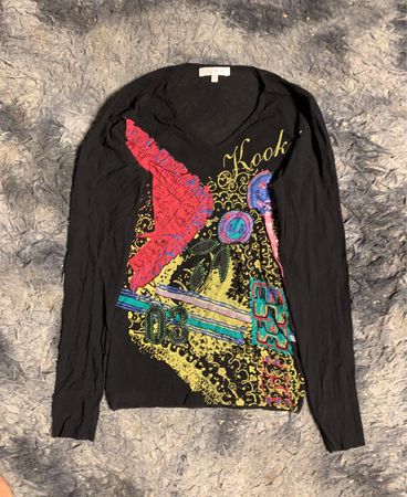 Schwarzes langärmliges V-Ausschnitt-Shirt mit buntem abstraktem Druck