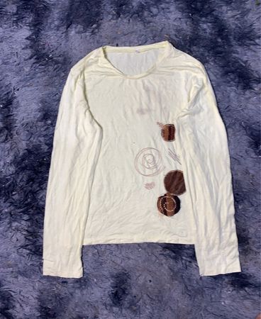 Gelbes langärmeliges T-Shirt mit gestickten Patches