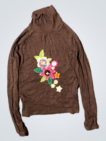 Brauner Rollkragenpullover mit floralem Applikation