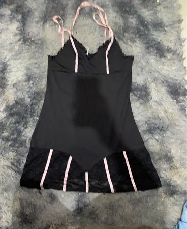 Schwarzes Slip-Kleid mit rosa Akzenten und Spitze