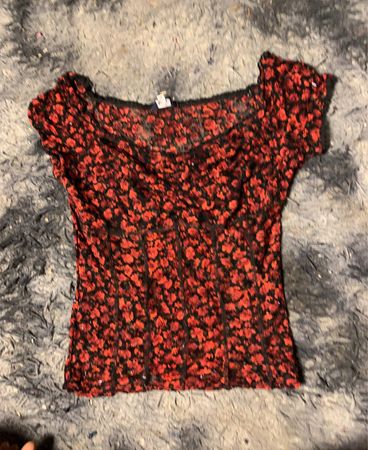 Rotes Oberteil mit floralem Muster