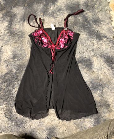 Schwarzer Dessous-Slip mit pinkfarbenem Blumenstickerei