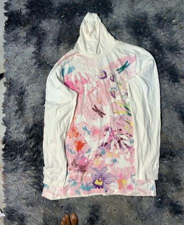 Weißer Hoodie mit Blumen- und Libellenmuster
