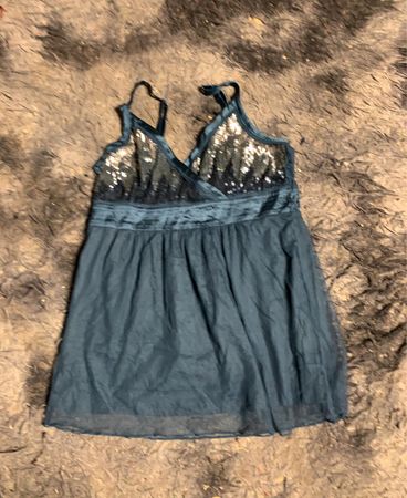 Türkisfarbenes, mit Pailletten besetztes Camisole-Kleid