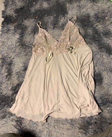 Graues Unterkleid mit Spitze und Schleifen
