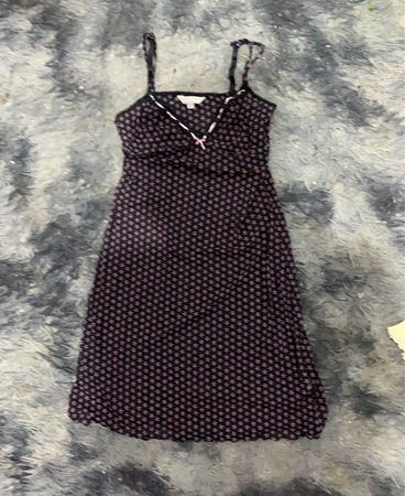 Schwarzes und pinkfarbenes gemustertes Slipkleid